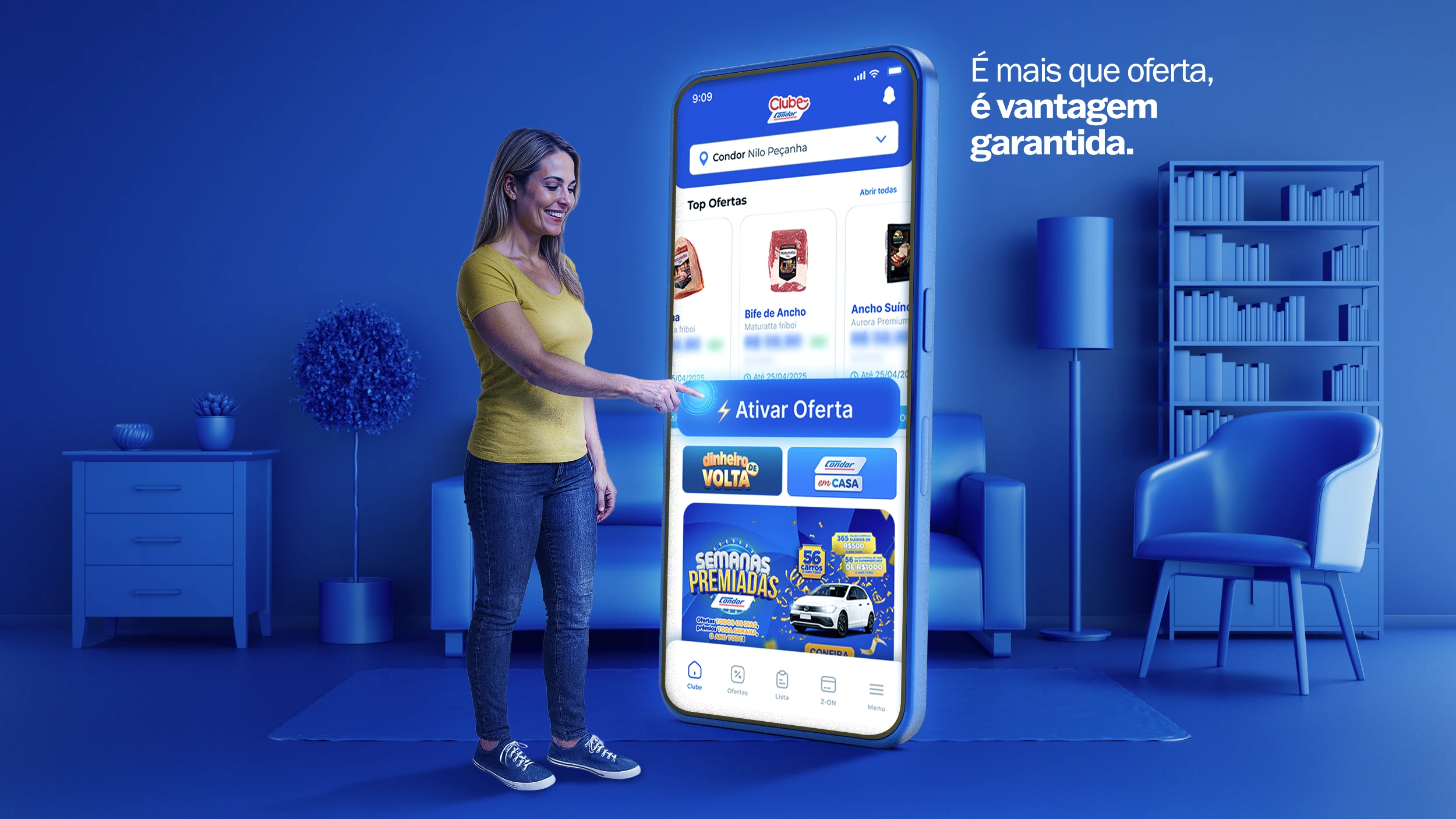 Mulher sorri e toca botão “Ativar” em celular gigante com ofertas do Clube Condor.