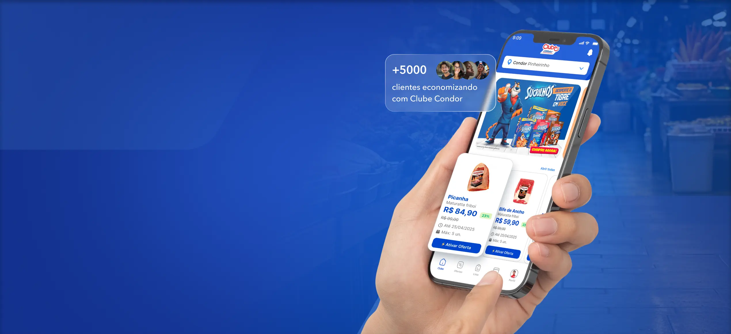 Celular mostra ofertas do app Clube Condor com descontos. QR Code e links para baixar no Google Play e App Store.