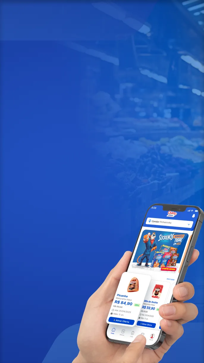 Celular mostra ofertas do app Clube Condor com descontos. QR Code e links para baixar no Google Play e App Store.