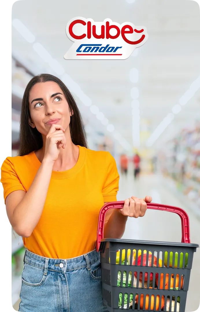 Mulher pensativa com cesta de compras no supermercado, usando camiseta laranja. Logo do Clube Condor aparece acima dela.